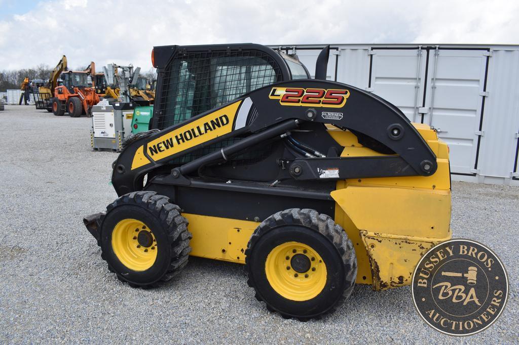 2014 NEW HOLLAND L225 26242