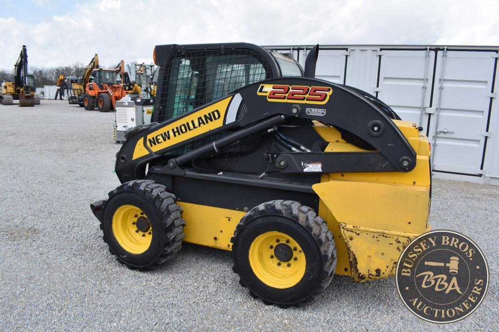 2014 NEW HOLLAND L225 26242