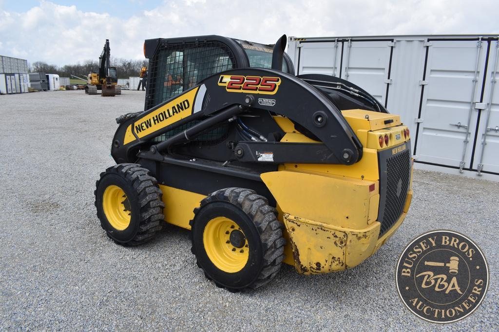 2014 NEW HOLLAND L225 26242