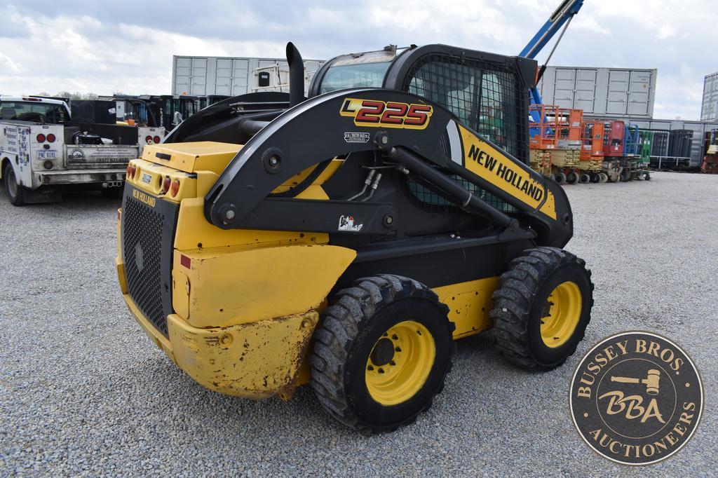 2014 NEW HOLLAND L225 26242