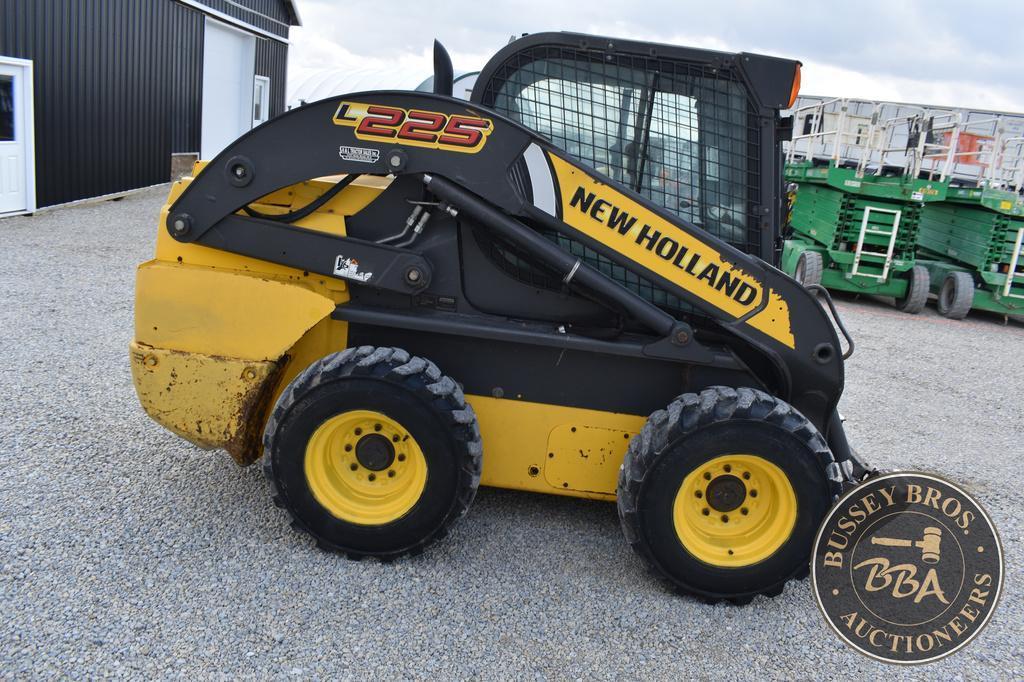 2014 NEW HOLLAND L225 26242