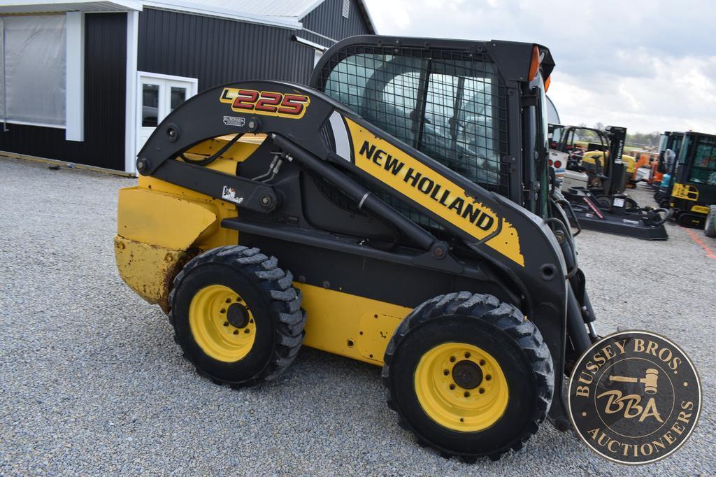 2014 NEW HOLLAND L225 26242