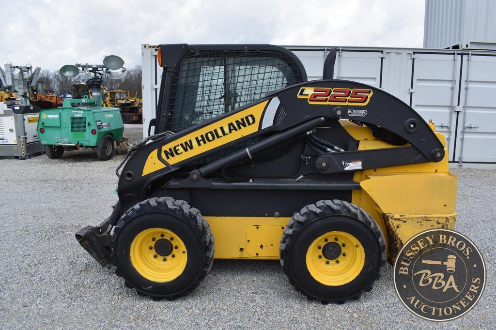 2014 NEW HOLLAND L225 26242
