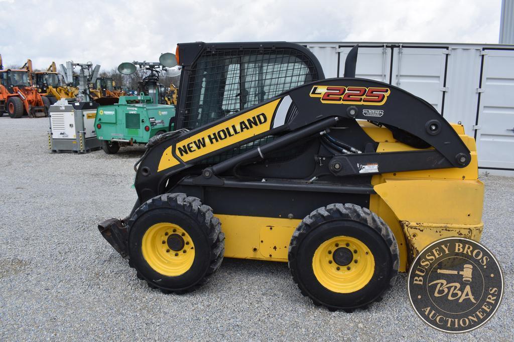 2014 NEW HOLLAND L225 26242