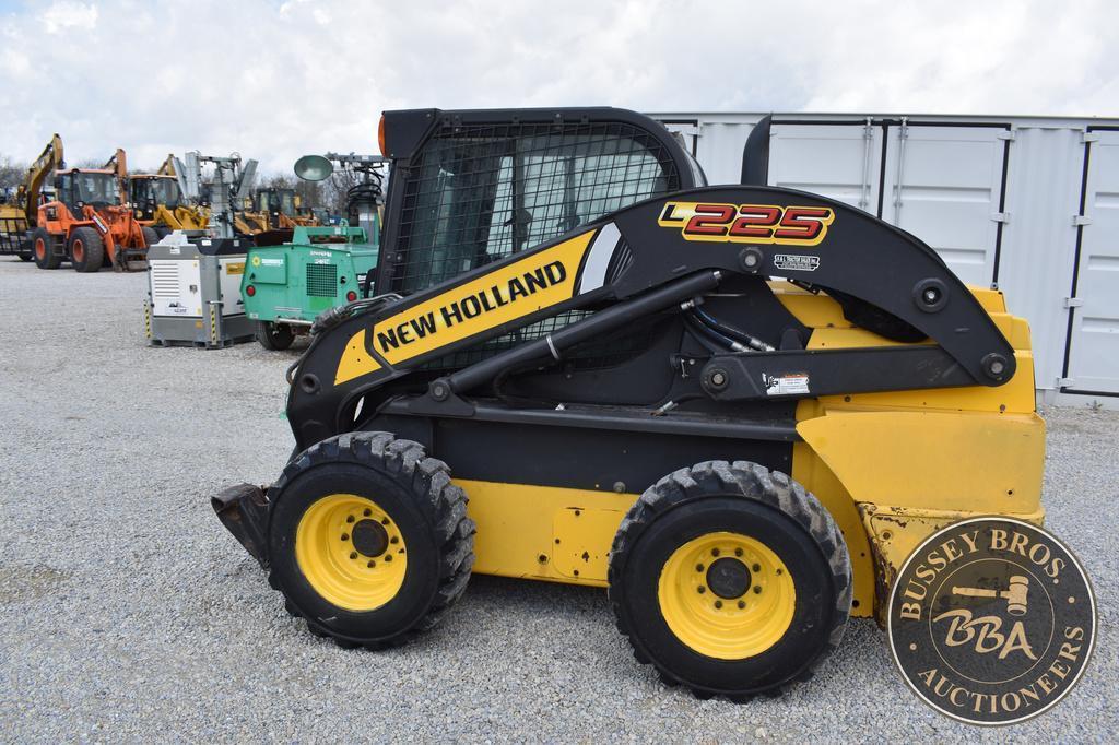 2014 NEW HOLLAND L225 26242