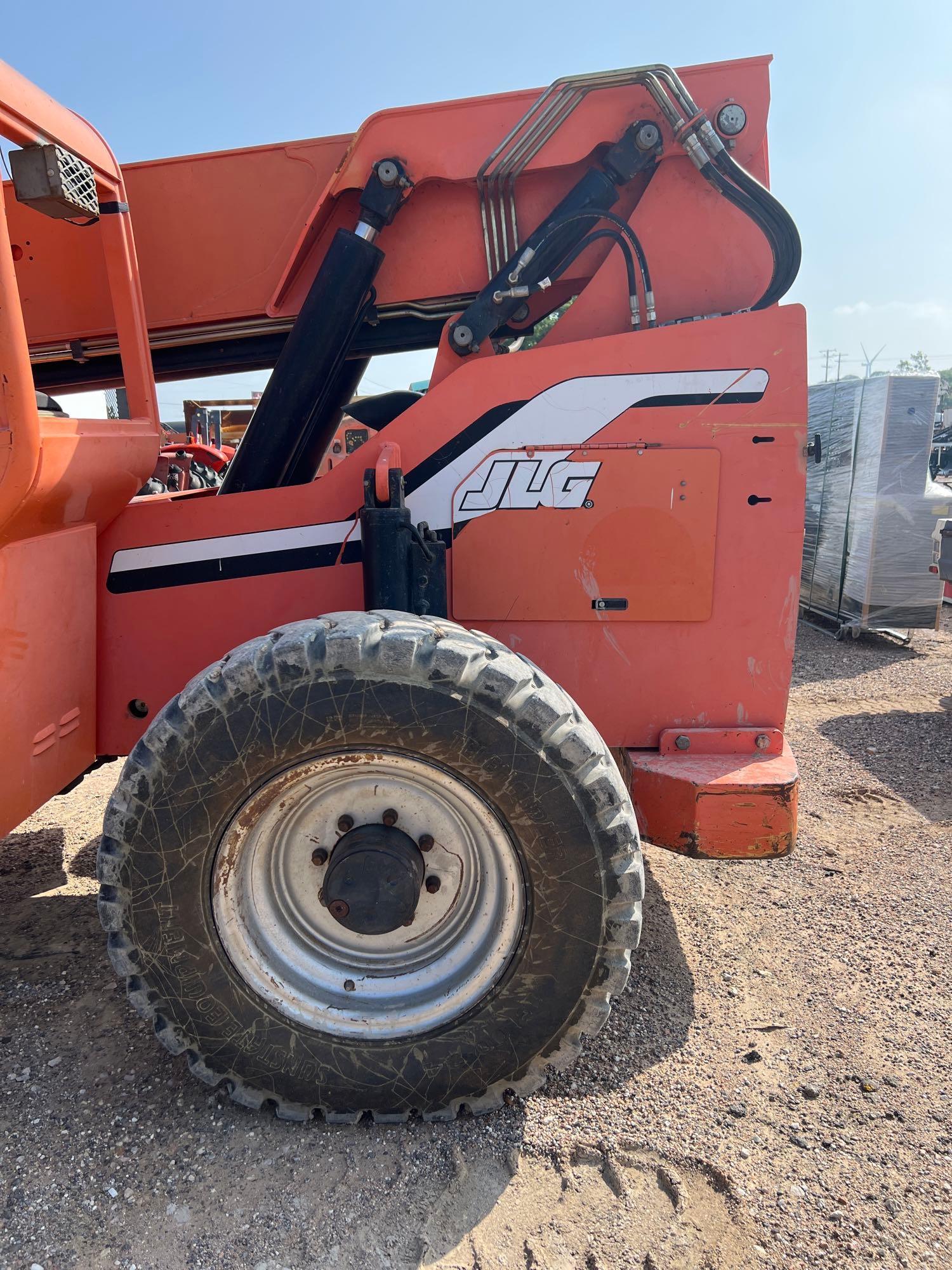JLG 6042 Telehandler with 48" Forks Shows 264 HRS hour meter replaced at 4400 hors runs and works