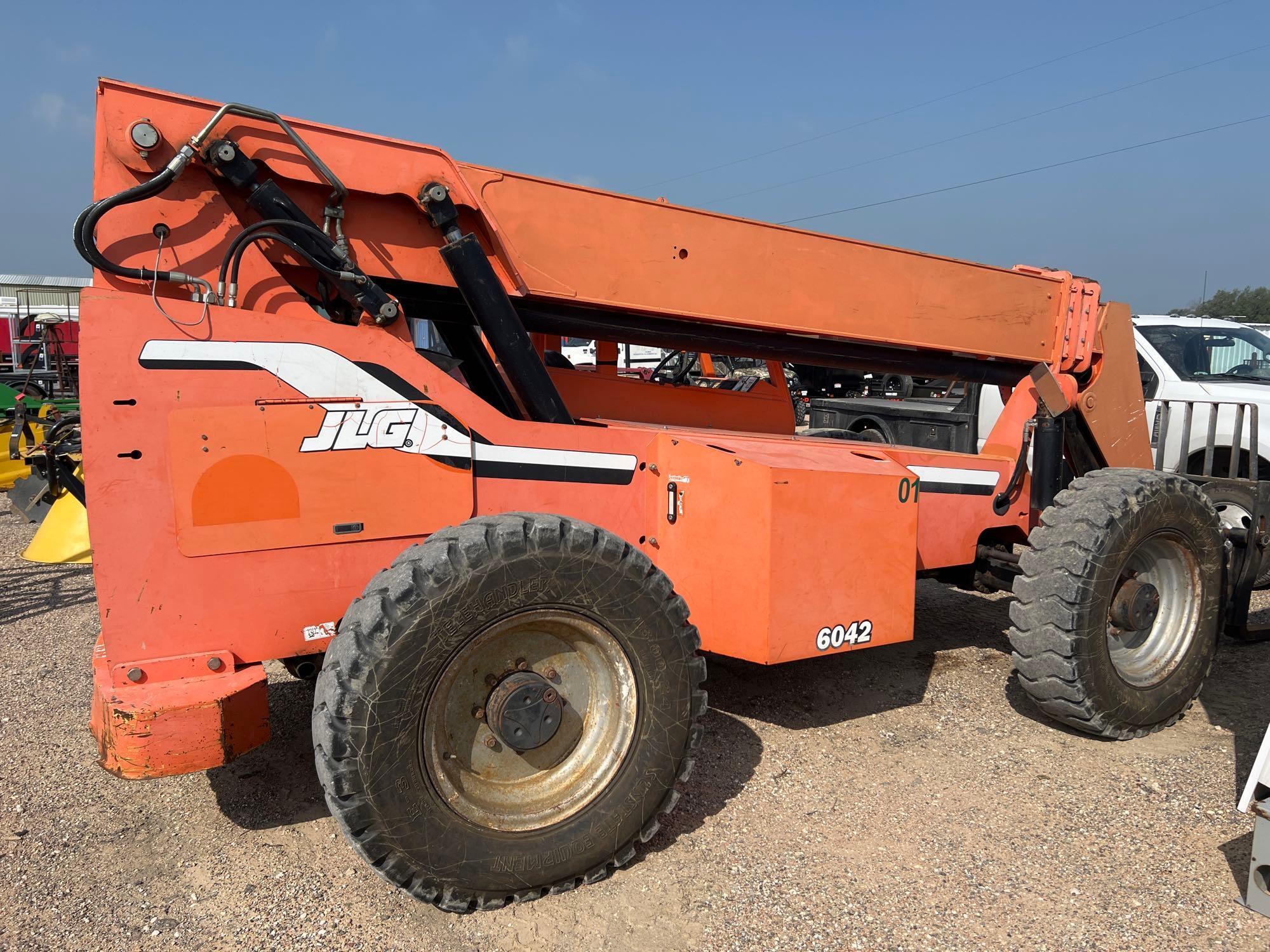 JLG 6042 Telehandler with 48" Forks Shows 264 HRS hour meter replaced at 4400 hors runs and works