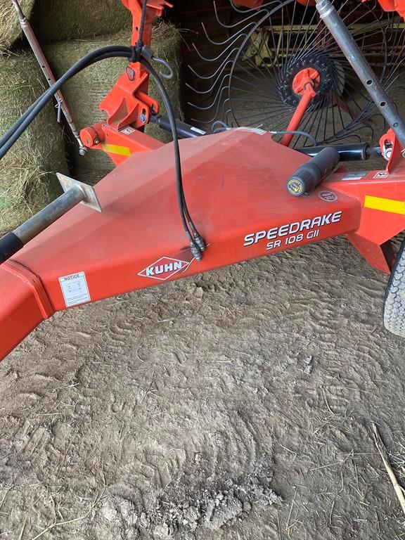KUHN SR108 Hydraulic Wheel Rake with Kicker Wheel