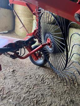 KUHN SR108 Hydraulic Wheel Rake with Kicker Wheel