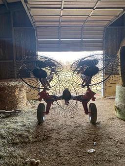 KUHN SR108 Hydraulic Wheel Rake with Kicker Wheel