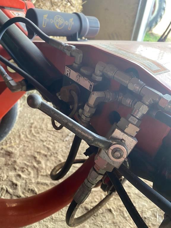 KUHN SR108 Hydraulic Wheel Rake with Kicker Wheel