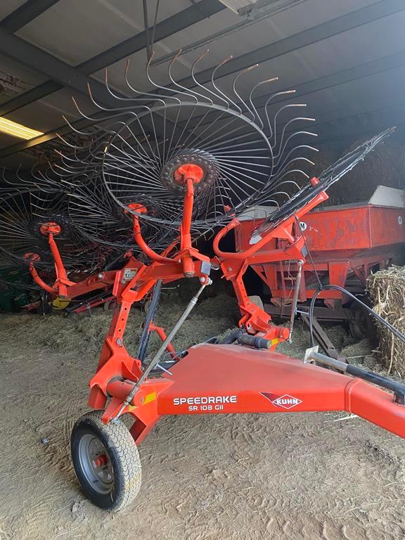 KUHN SR108 Hydraulic Wheel Rake with Kicker Wheel