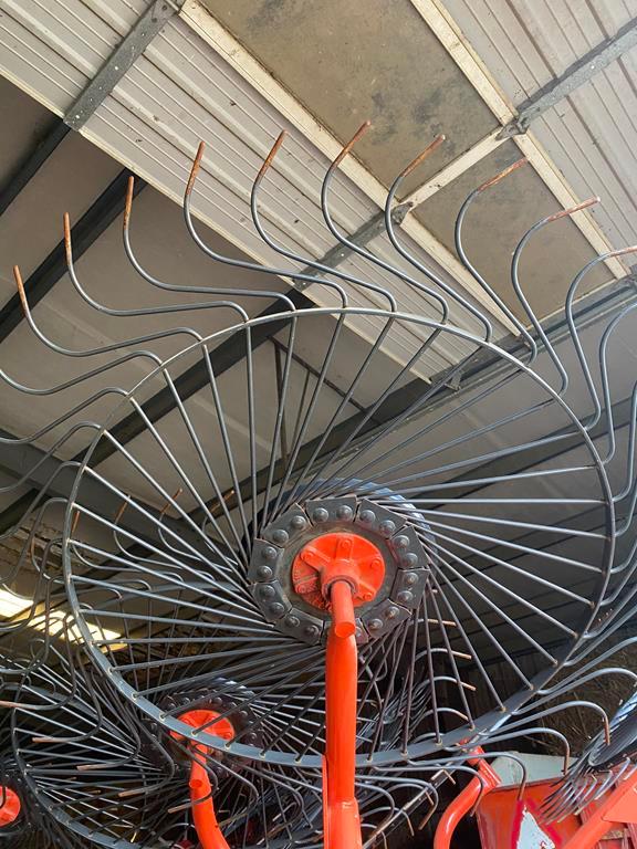 KUHN SR108 Hydraulic Wheel Rake with Kicker Wheel