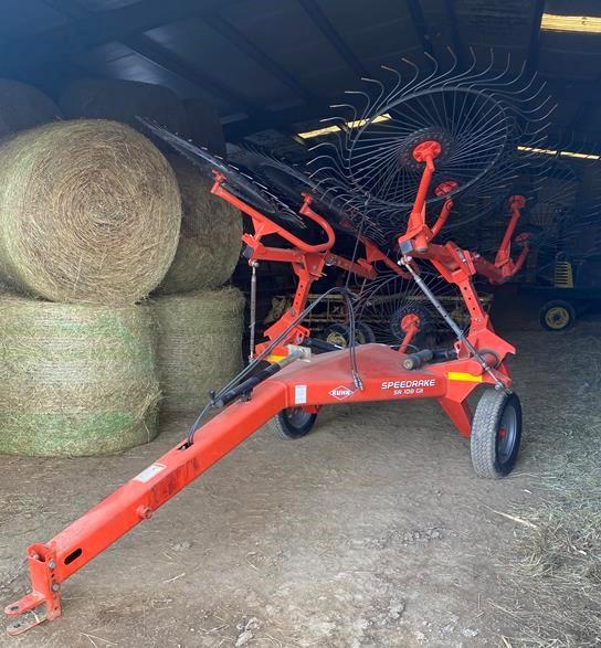 KUHN SR108 Hydraulic Wheel Rake with Kicker Wheel