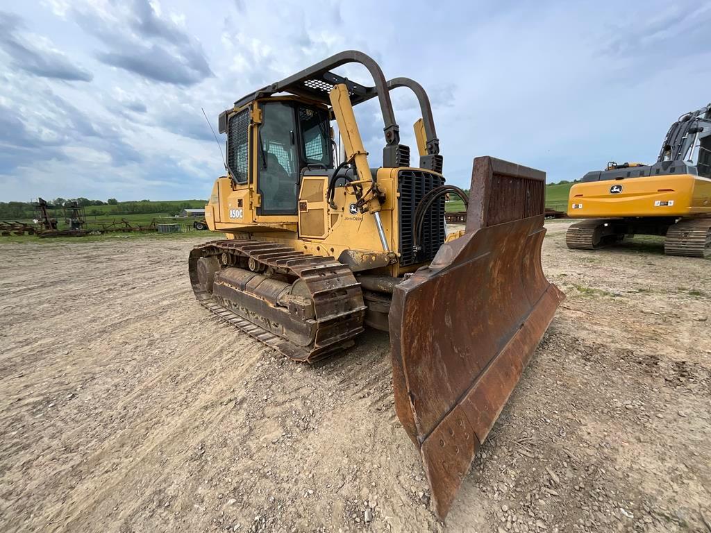 2002 John Deere 850C with Winch
