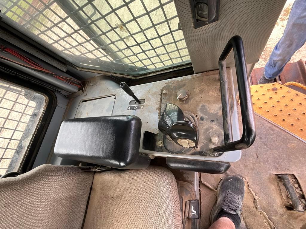 2002 John Deere 850C with Winch