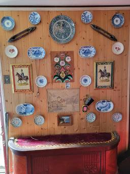 VARIOUS WALL HANGINGS