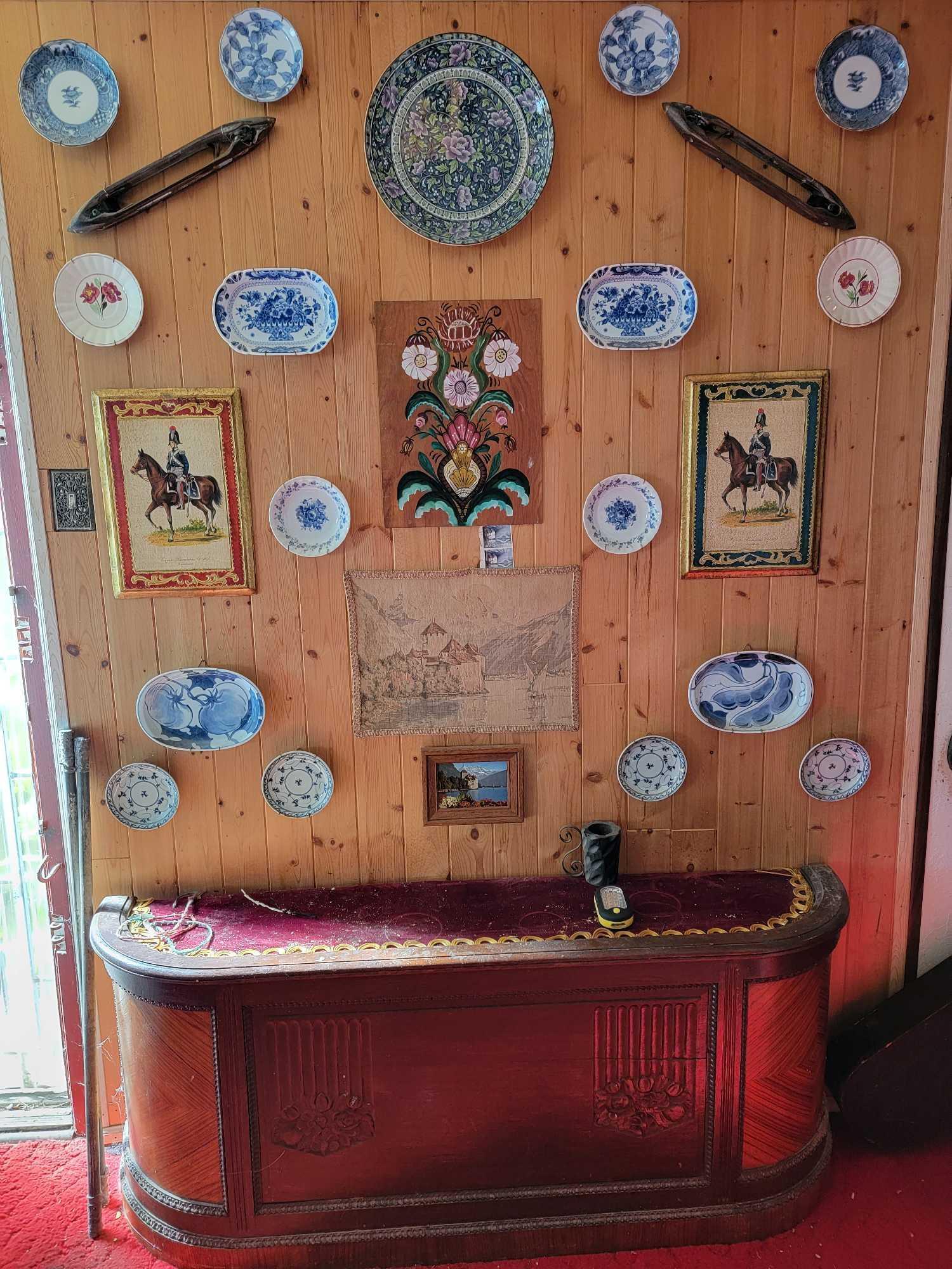 VARIOUS WALL HANGINGS