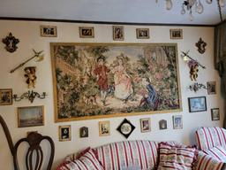 WALL DECORATIONS AND KNICK- KNACKS