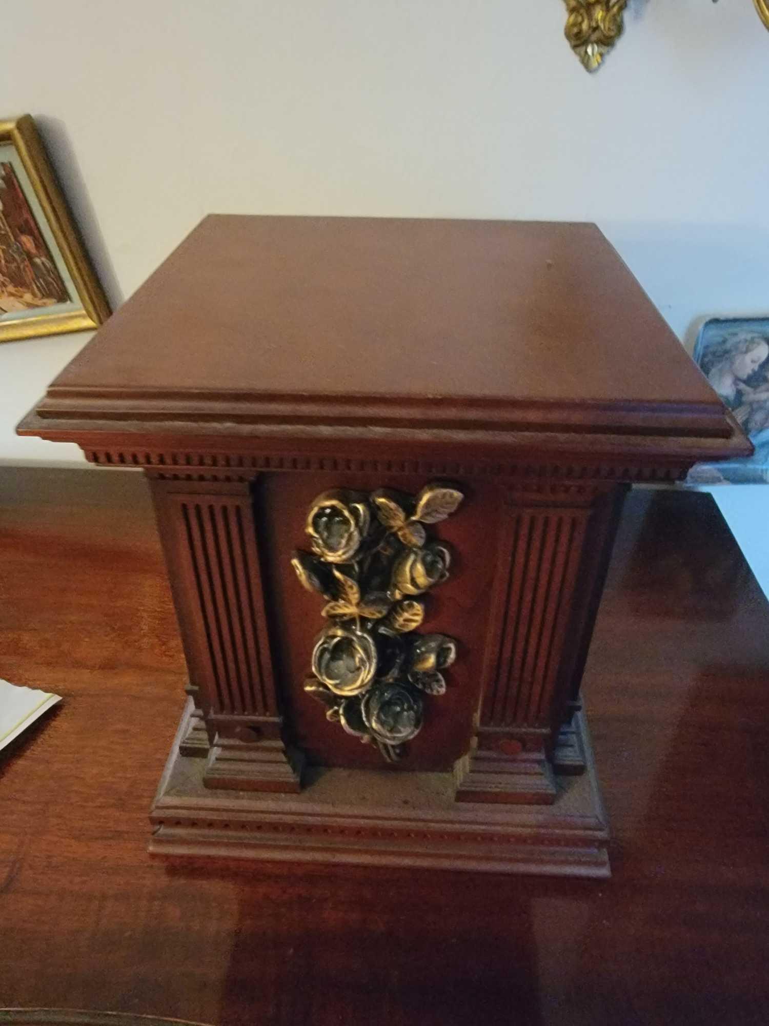 WALL DECORATIONS AND KNICK- KNACKS