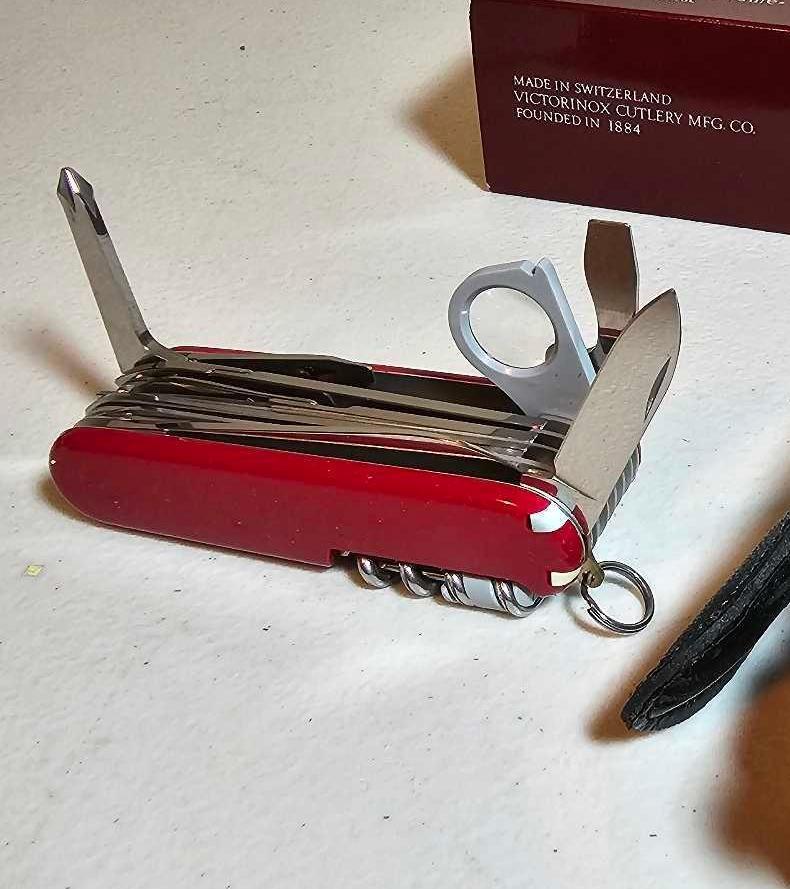 VICTORINOX ORIGINAL SWISS ARMY KNIFE