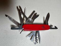 VICTORINOX SWISS ARMY KNIFE