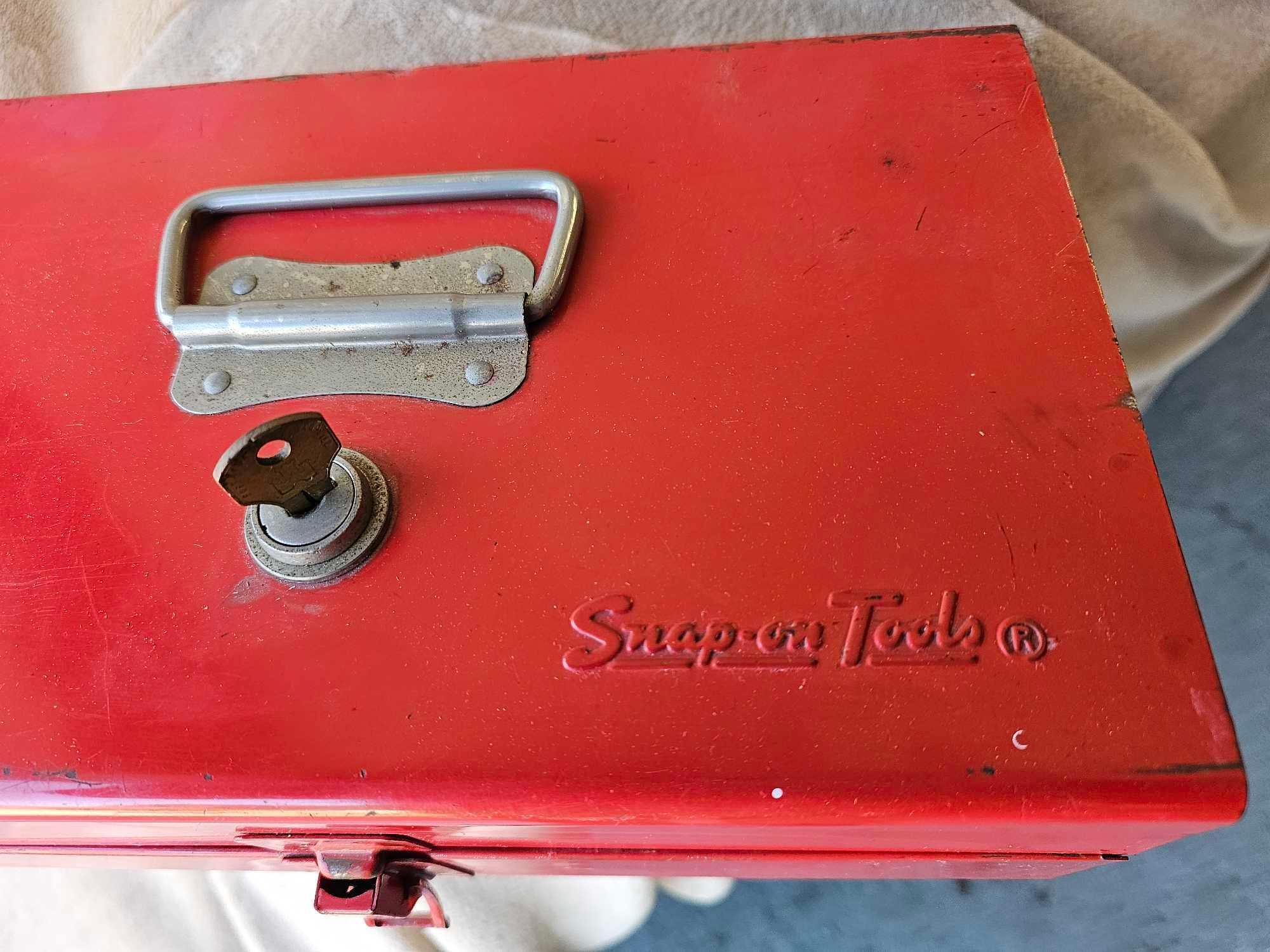 SNAP ON COLLECTIBLE METAL BOX