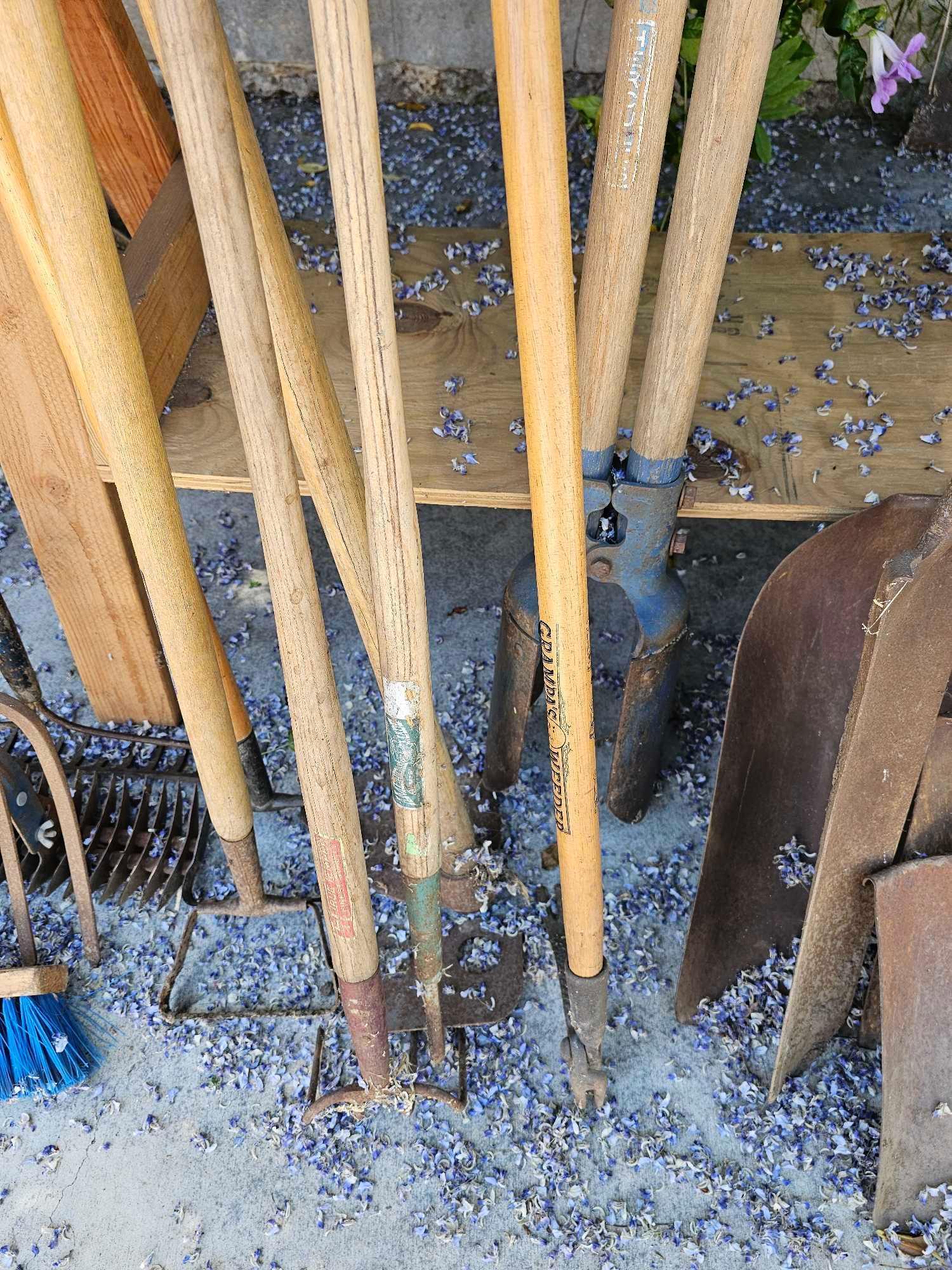 LARGE GROUP OF OUTDOOR SHOVELS