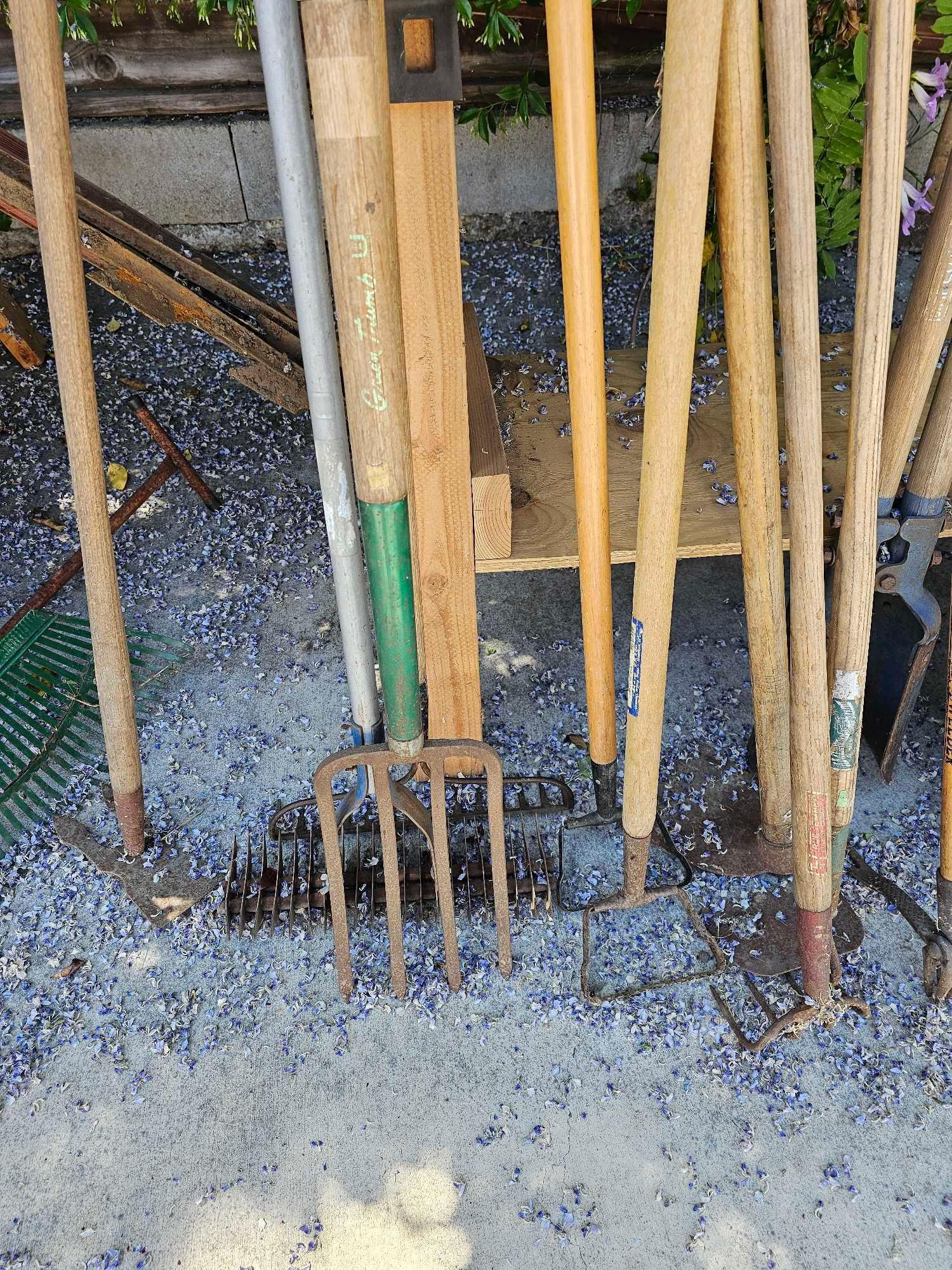 LARGE GROUP OF OUTDOOR SHOVELS