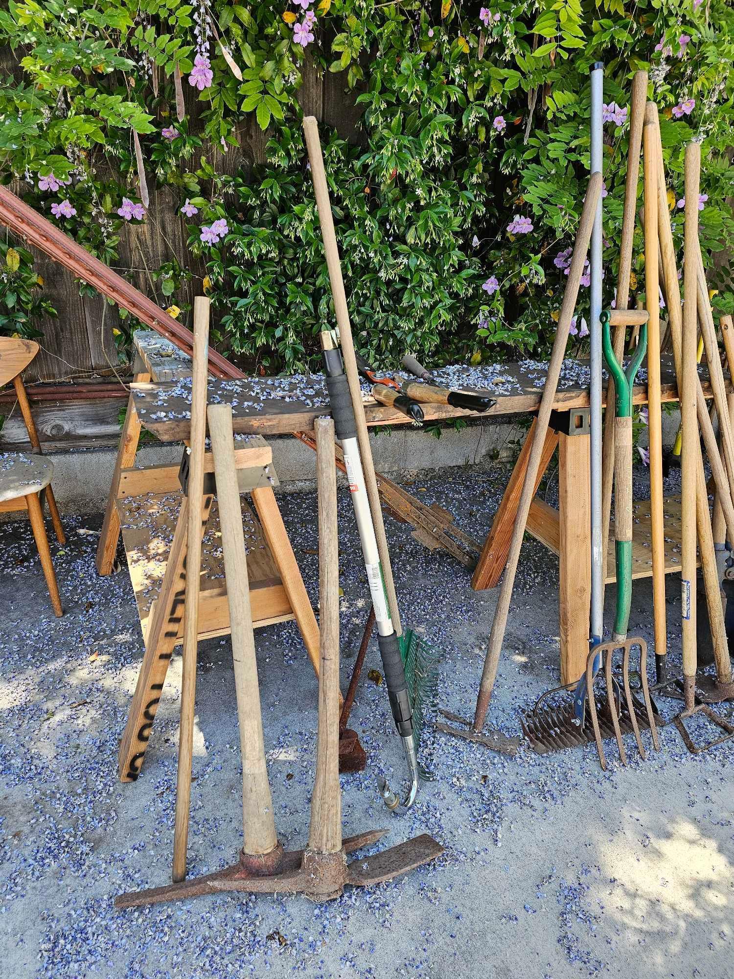 LARGE GROUP OF OUTDOOR SHOVELS