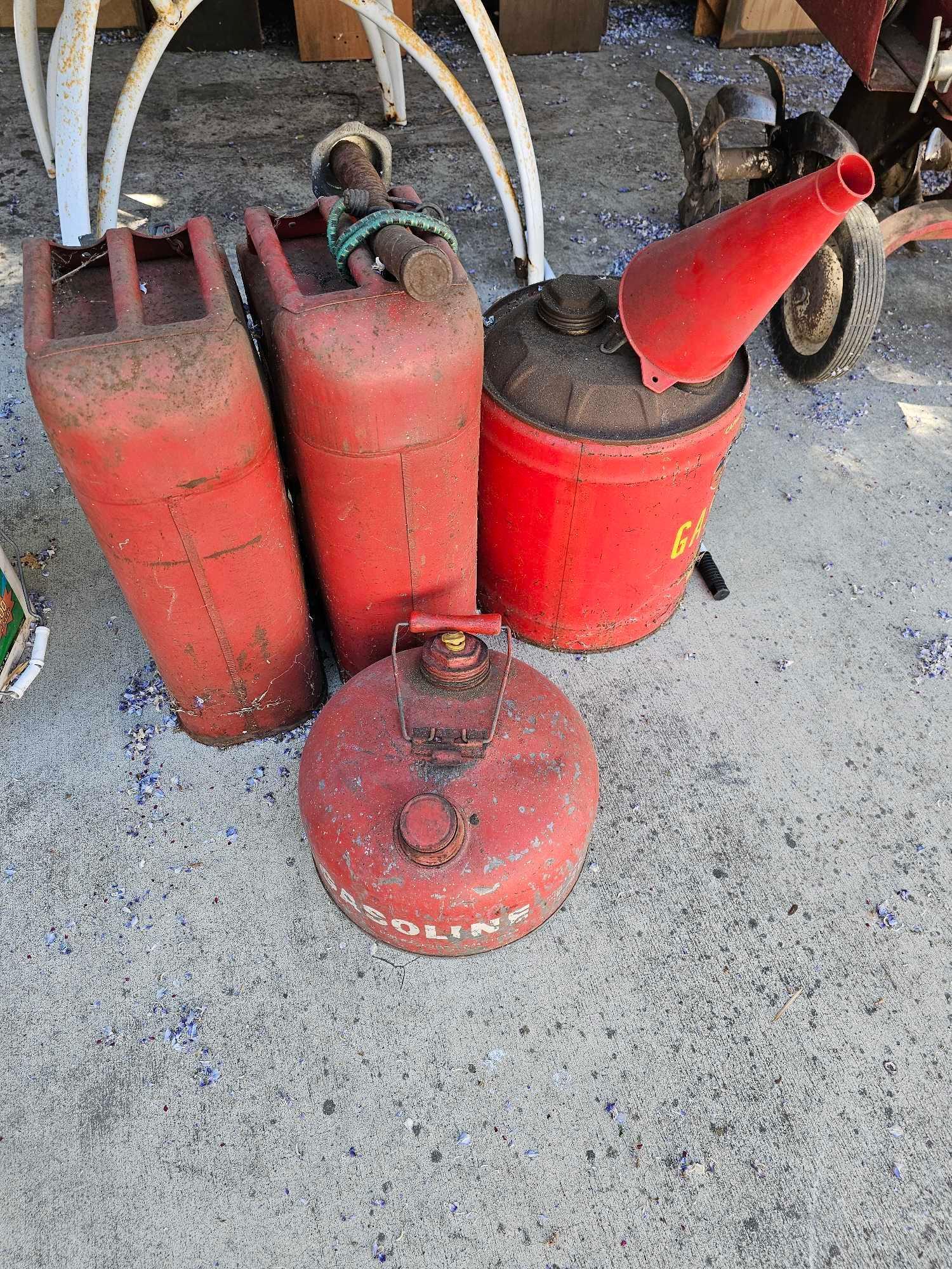 MIXED LOT CEMENT TROWELS -GAS CANS AND T 8 SHOP LIGHT