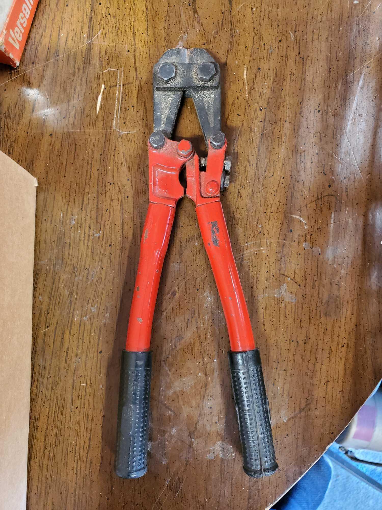 9 LOCKS-SMALL AND LARGE BOLT CUTTERS