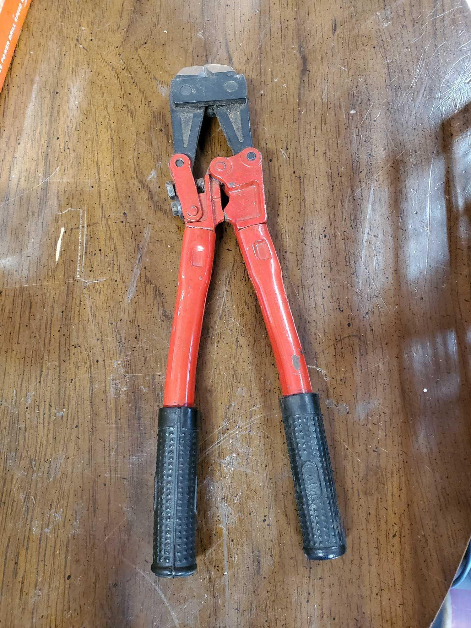 9 LOCKS-SMALL AND LARGE BOLT CUTTERS