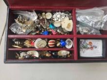 LARGE MIXED LOT OF EARINGS
