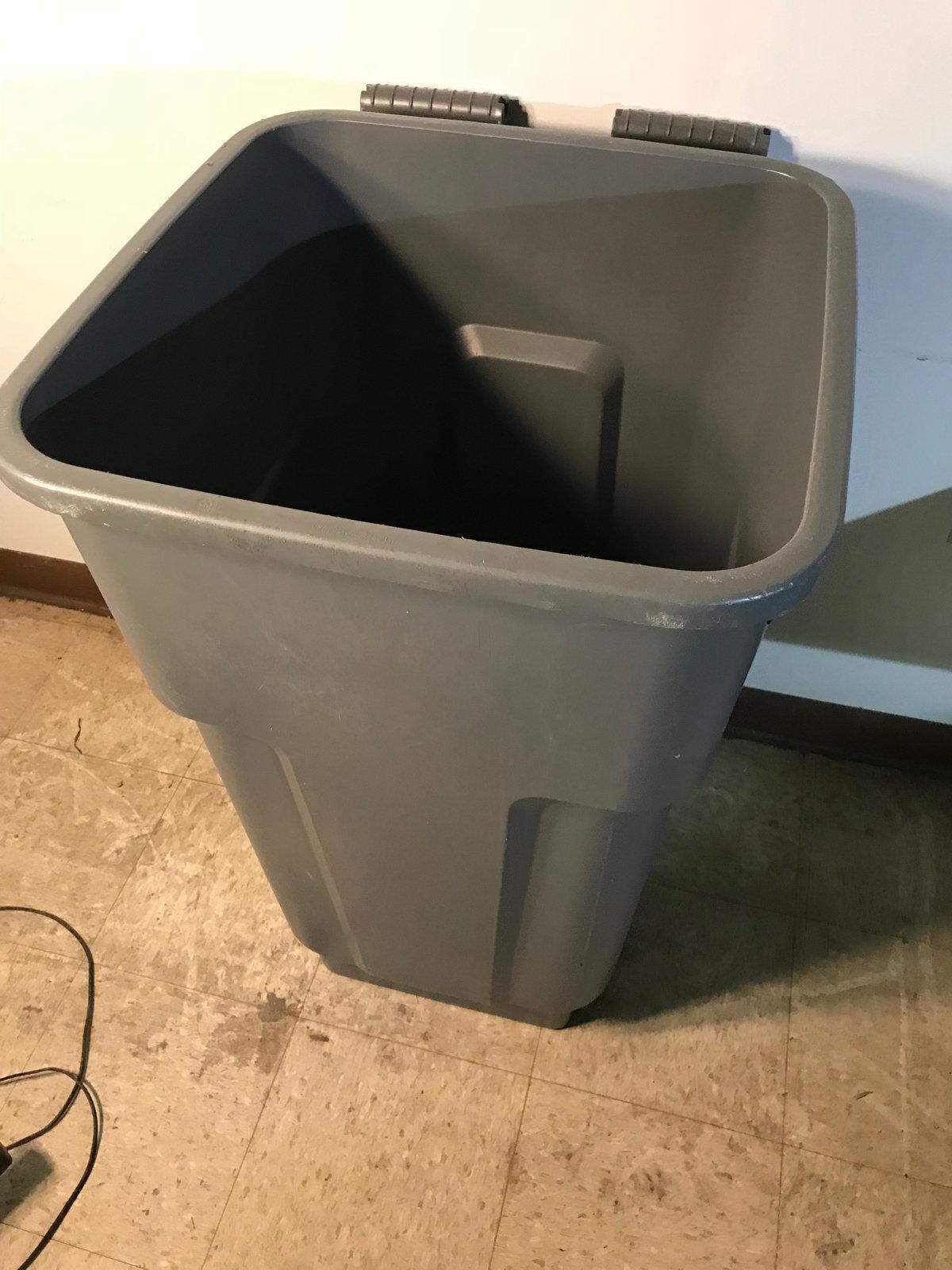 Rubbermaid Trash can on wheels, missing lid