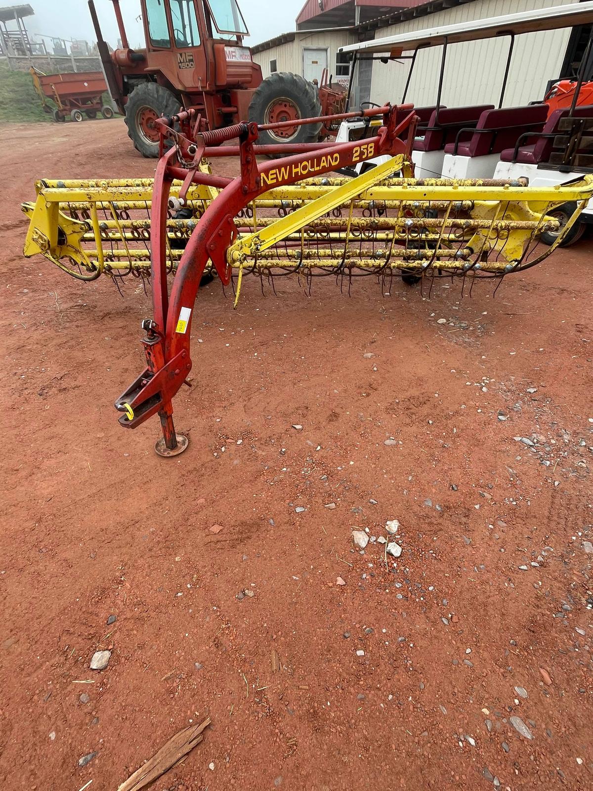 NEW HOLLAND 258 HAY RAKE