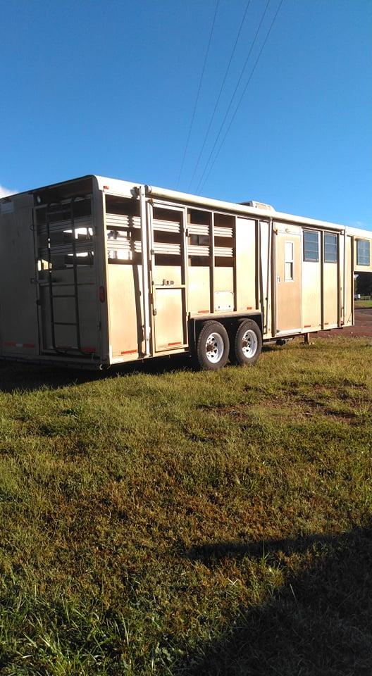 3 HORSE SLANT LOAD HORSE TRAILER  / REAR TACK / LIVING QUARTERS (SHOWER / A