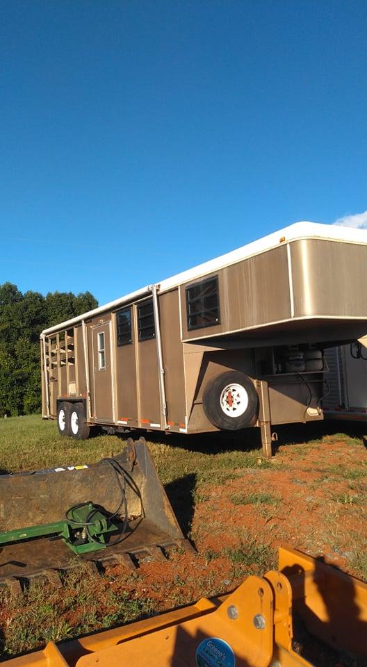 3 HORSE SLANT LOAD HORSE TRAILER  / REAR TACK / LIVING QUARTERS (SHOWER / A