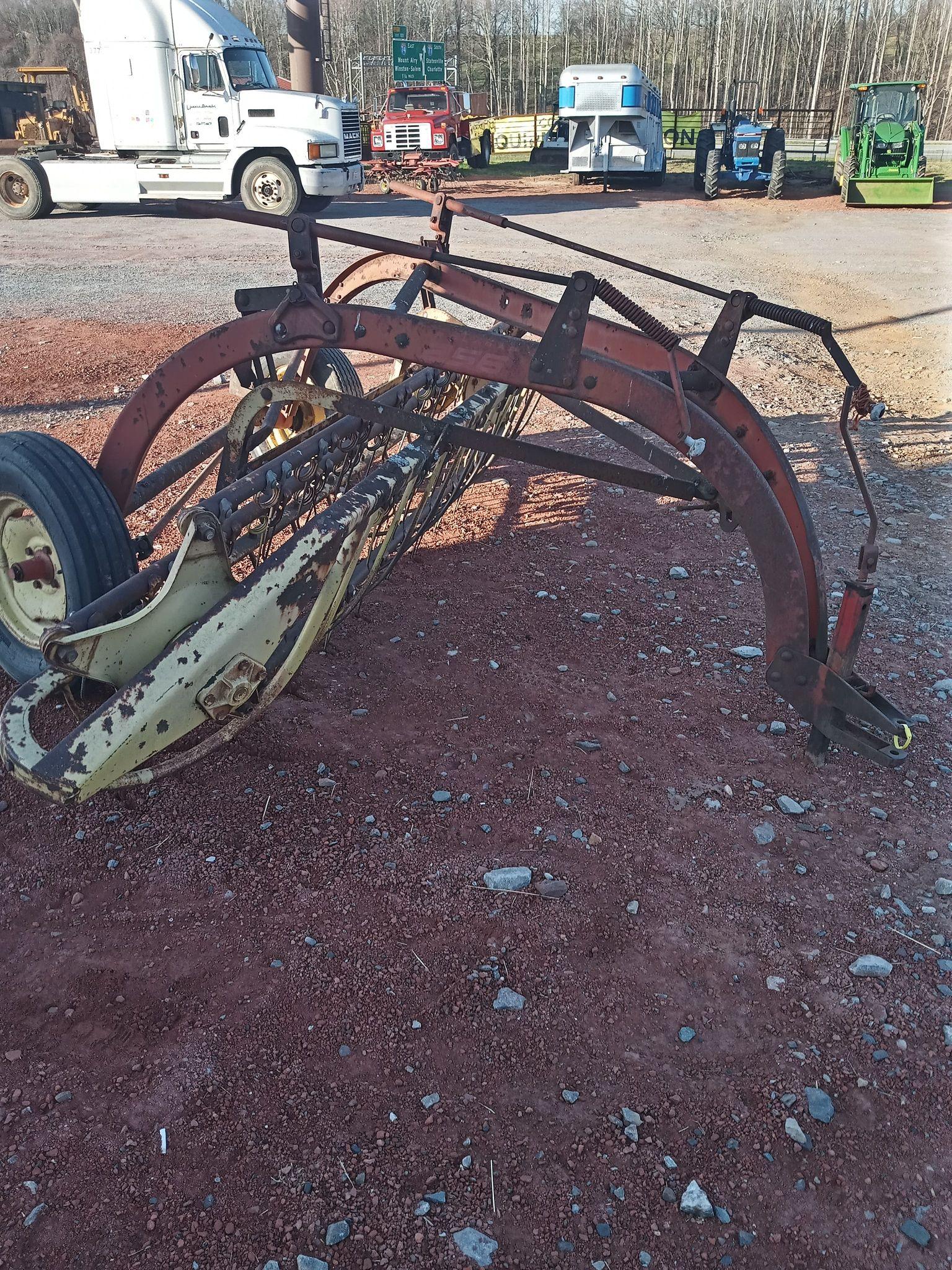 NEW HOLLAND HAY RAKE