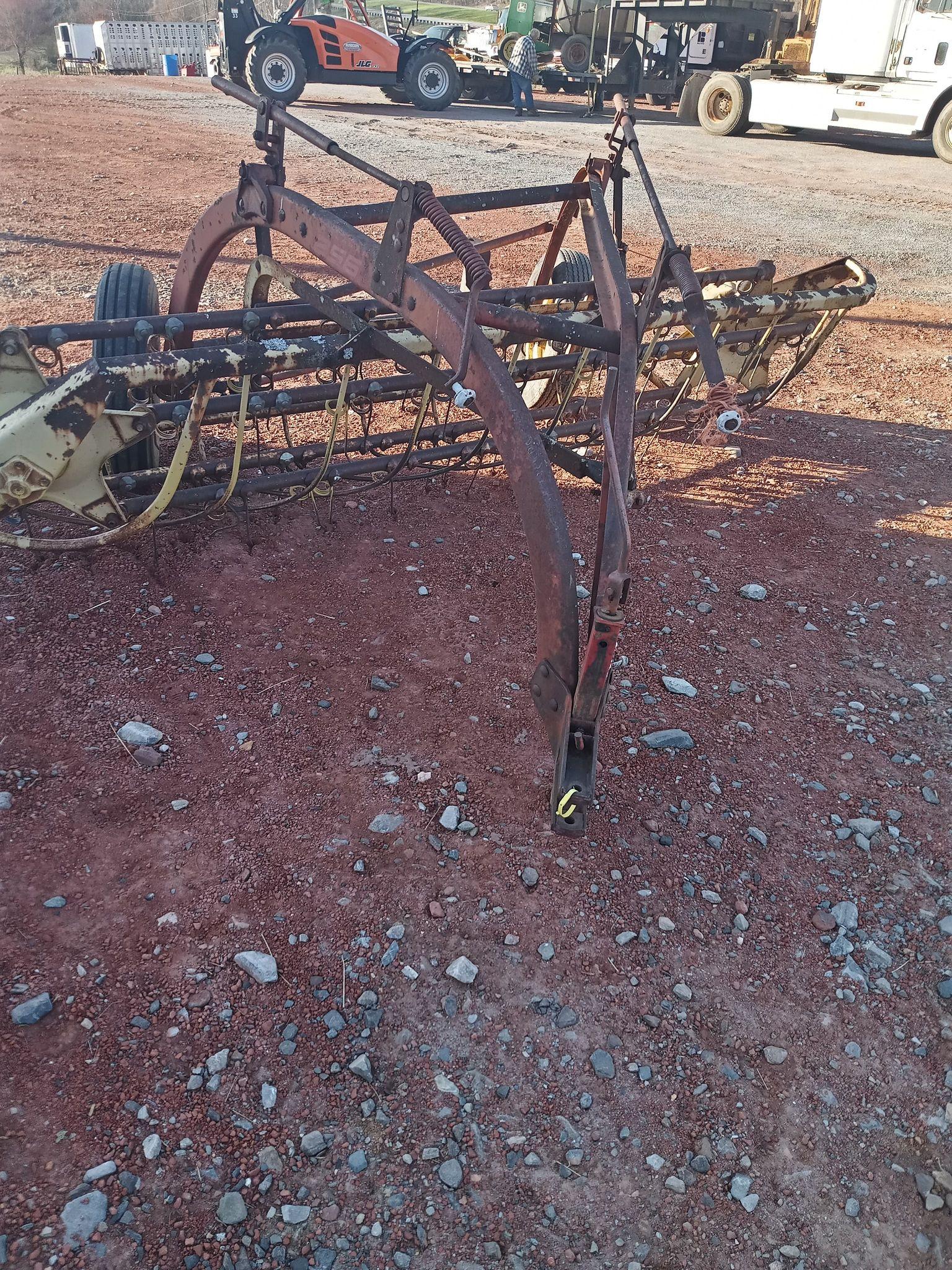NEW HOLLAND HAY RAKE