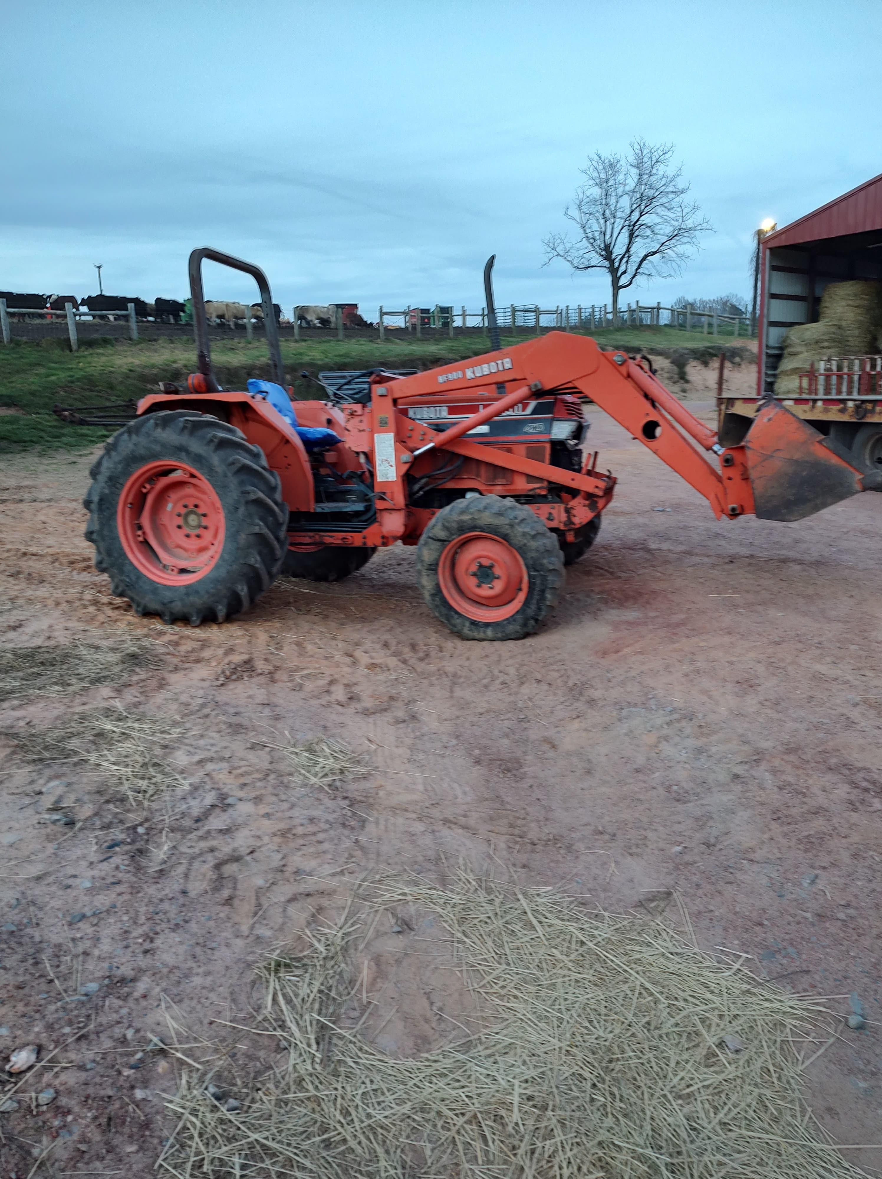KUBOTA L4150 TRACTOR W/ BF900 LOADER - HOURS 958