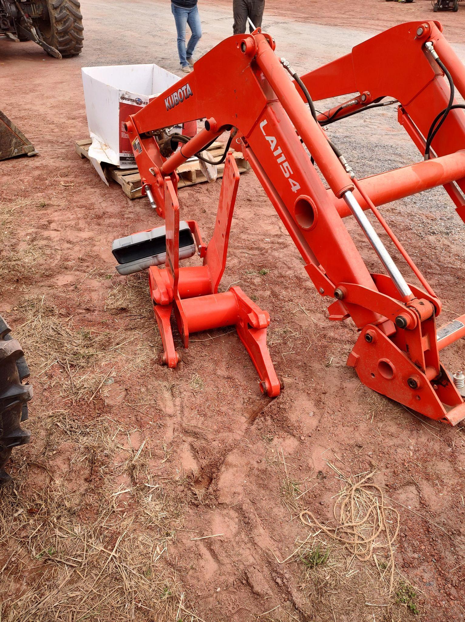 LA 1154 KUBOTA LADER W/ LOADER MOUNT VALVE BODY
