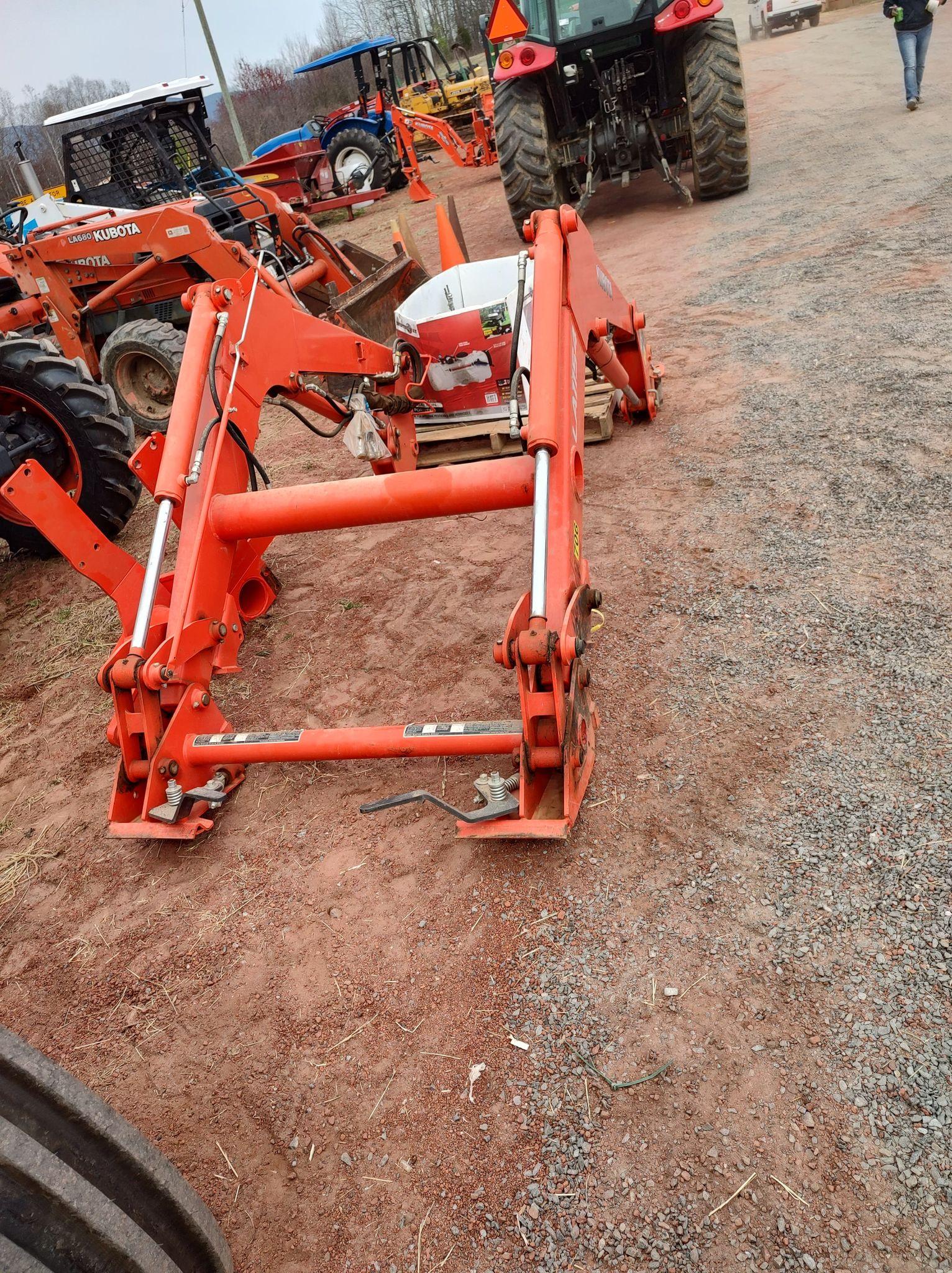 LA 1154 KUBOTA LADER W/ LOADER MOUNT VALVE BODY