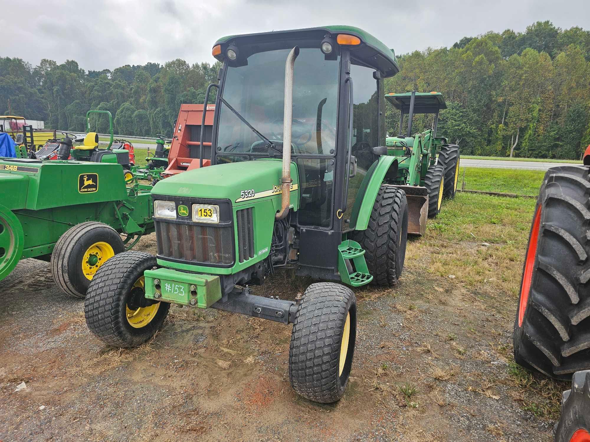 John Deere 5320 w/Cab (4WD)