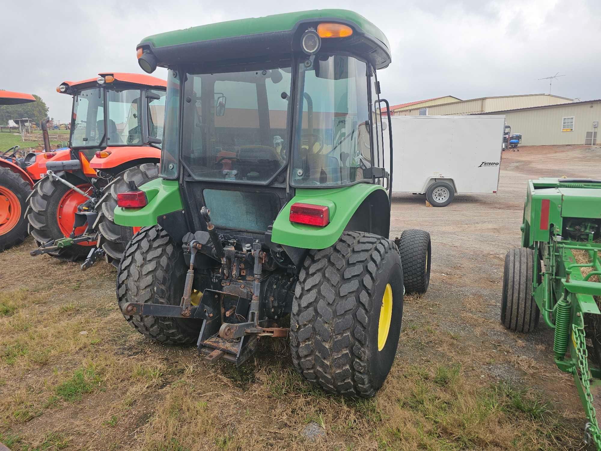 John Deere 5320 w/Cab (4WD)