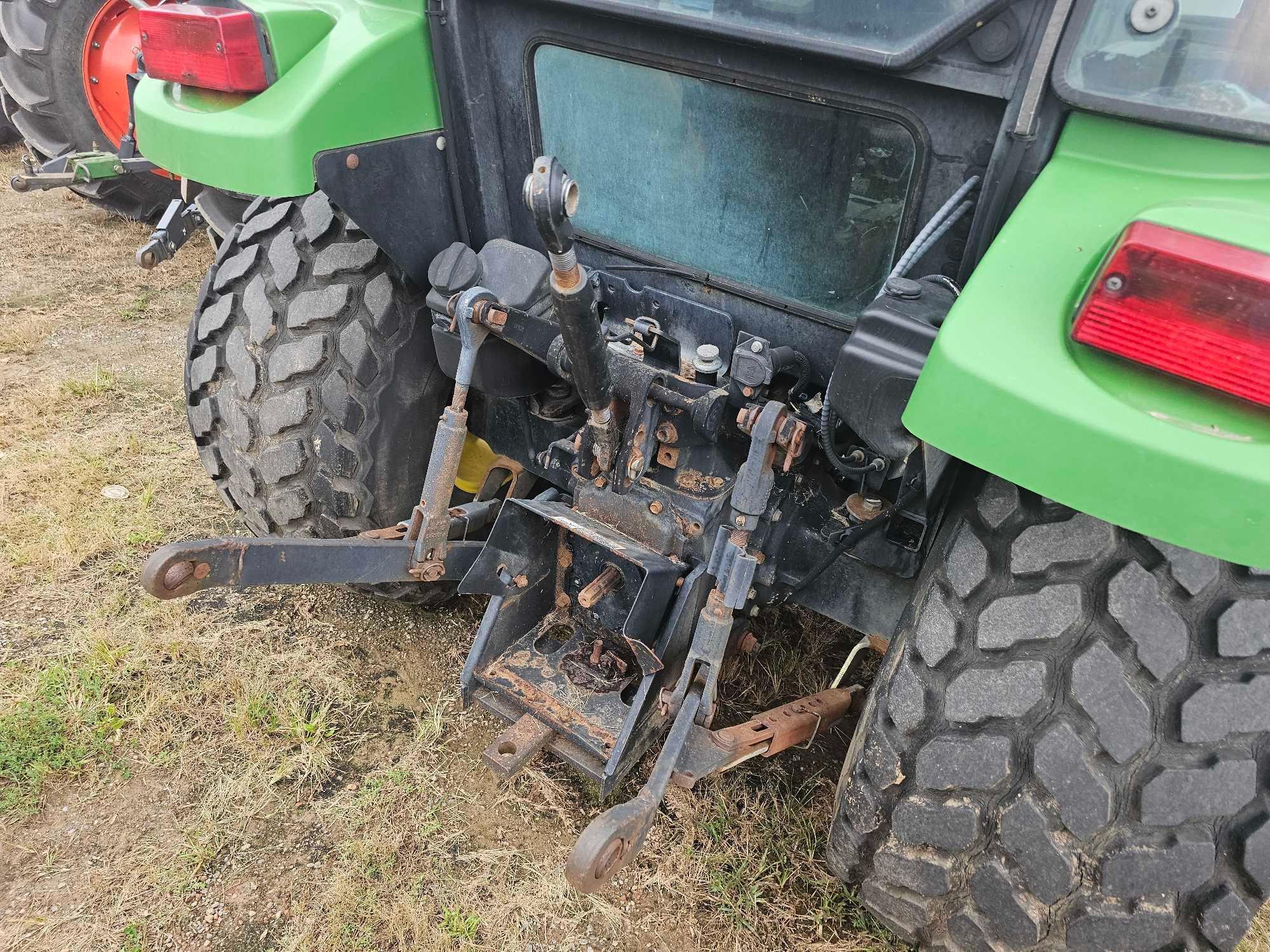 John Deere 5320 w/Cab (4WD)