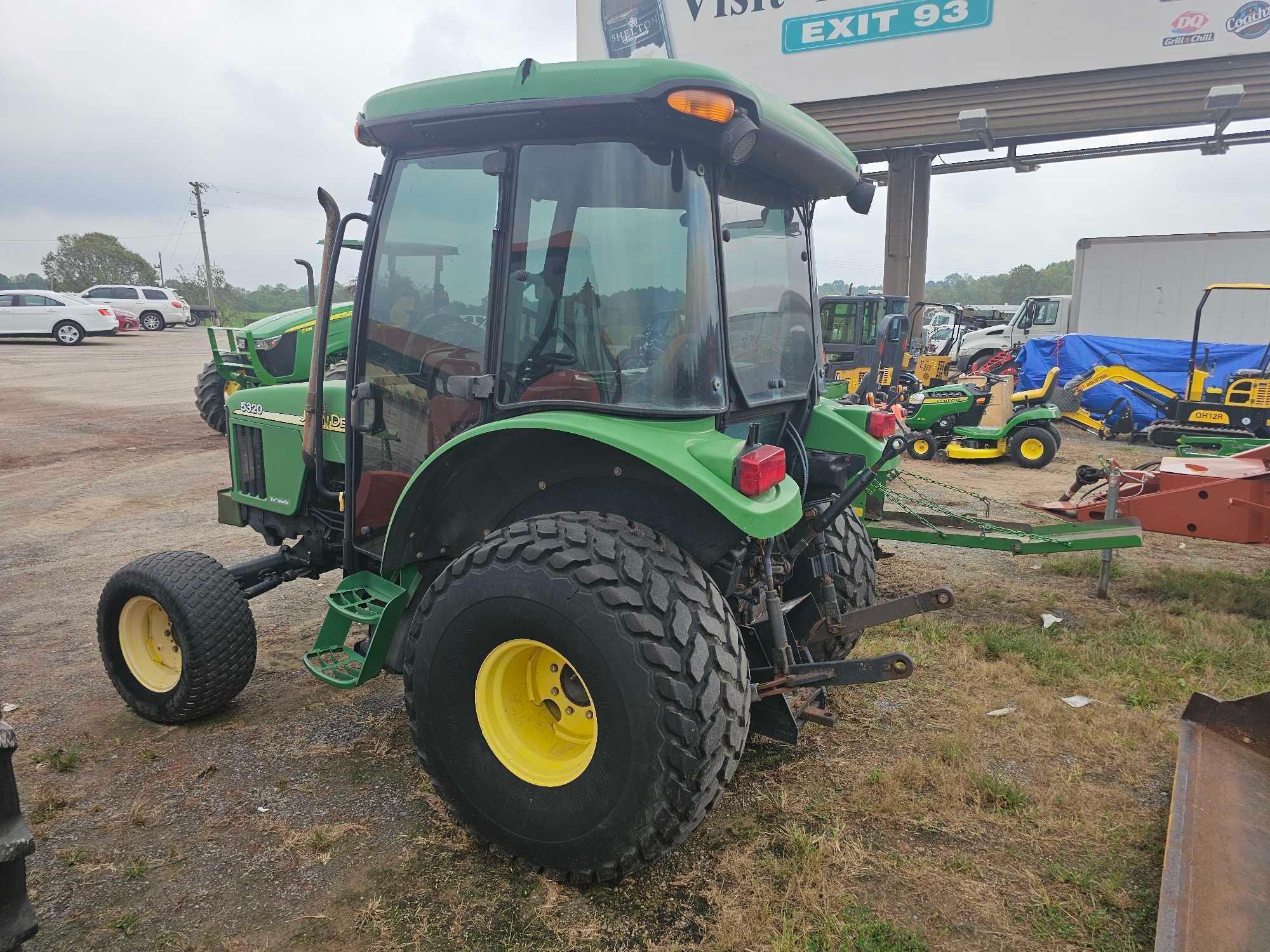 John Deere 5320 w/Cab (4WD)