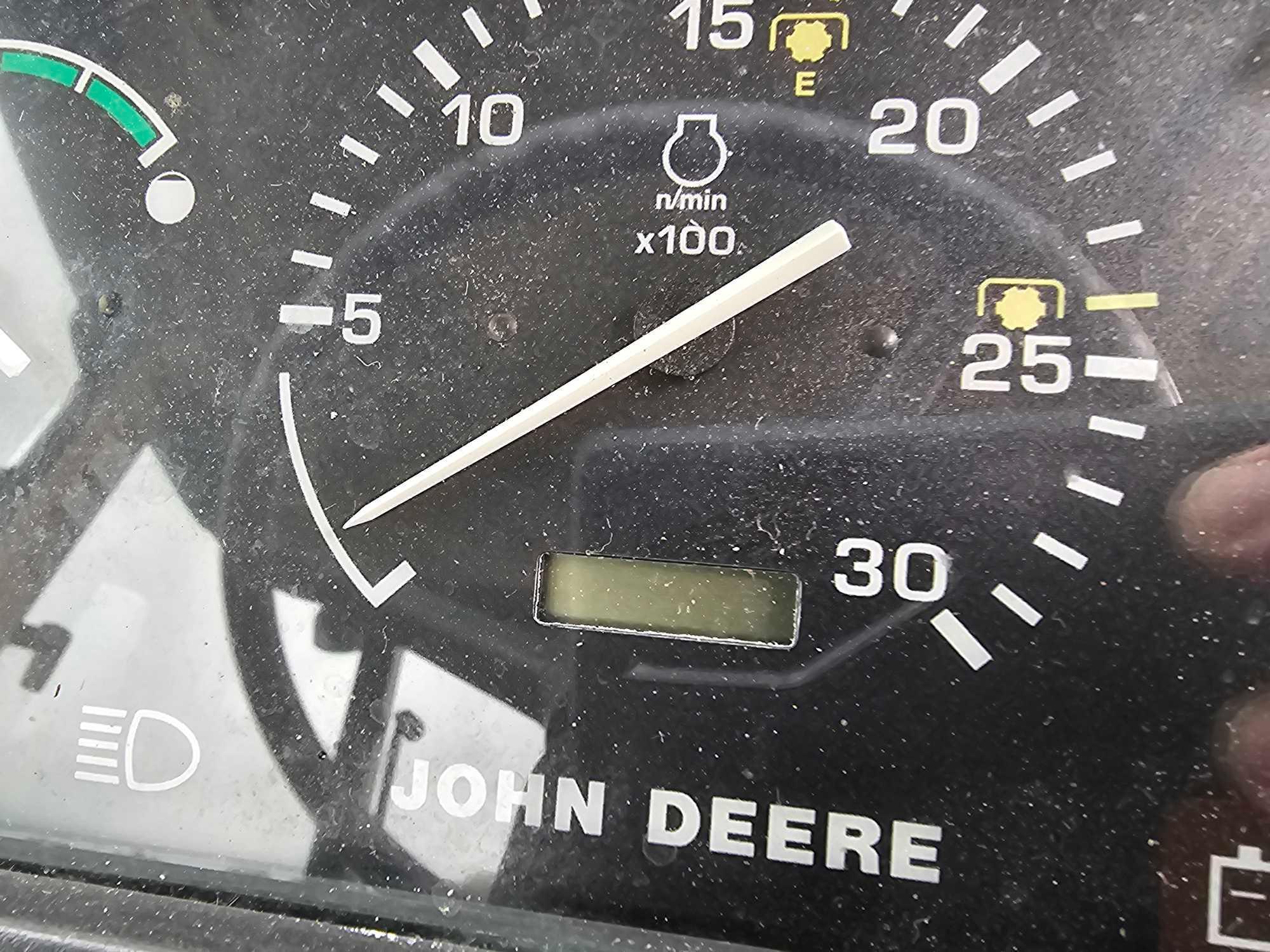 John Deere 5320 w/Cab (4WD)