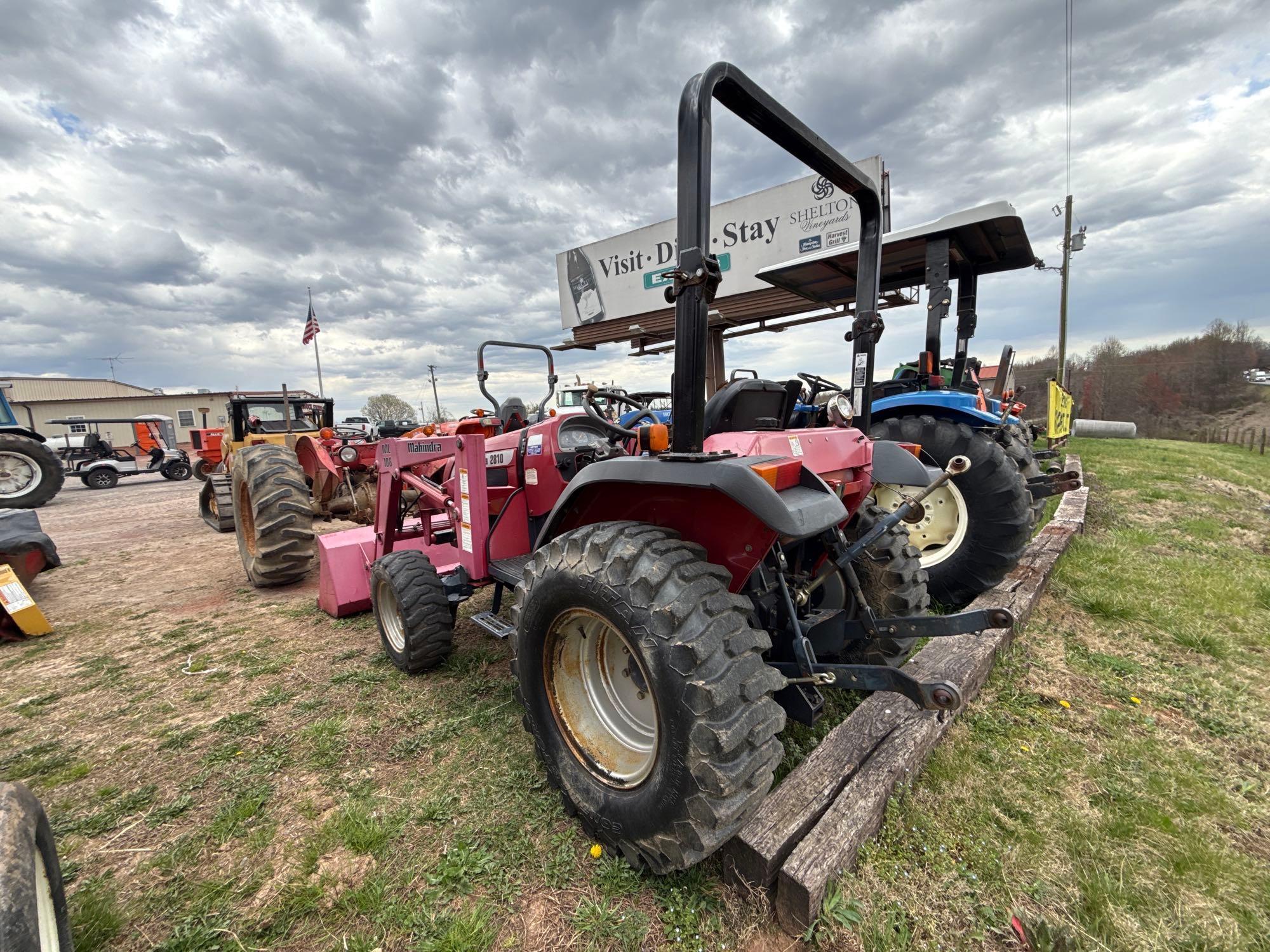 Mahindra 2810 w/Loader