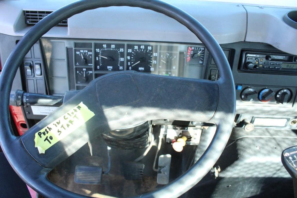 1998 International 4700 Truck, RUNS, DROVE IN, TITLE IN HAND, SHOWING 140616 M, VIN #: 1HTSCAAN2WH58